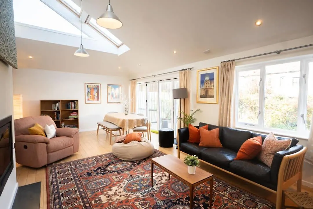 Stylish 3-Bedroom Detached Home In Cambridge