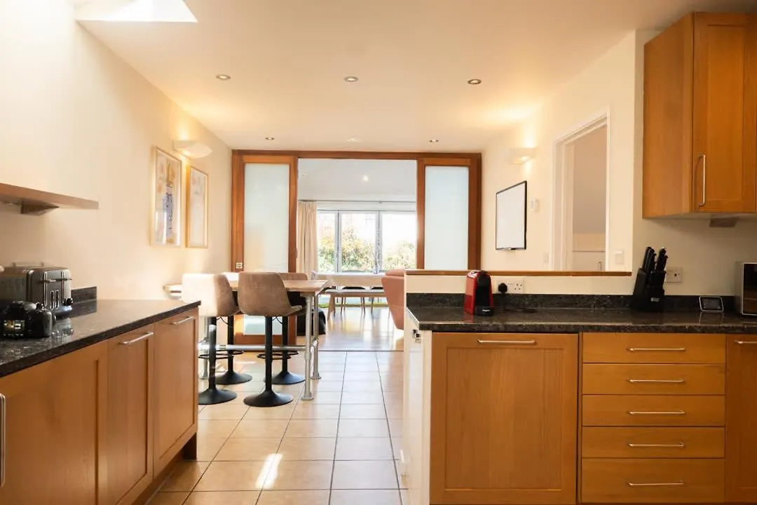 Stylish 3-Bedroom Detached Home In Cambridge 0*, Кембридж